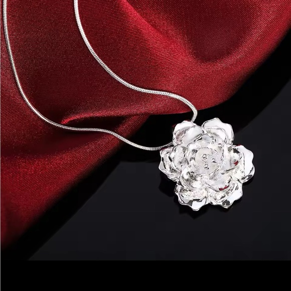 925 BUNDLE FLOWER NECKLACE AND HOOP EARRINGS - Picture 5 of 5